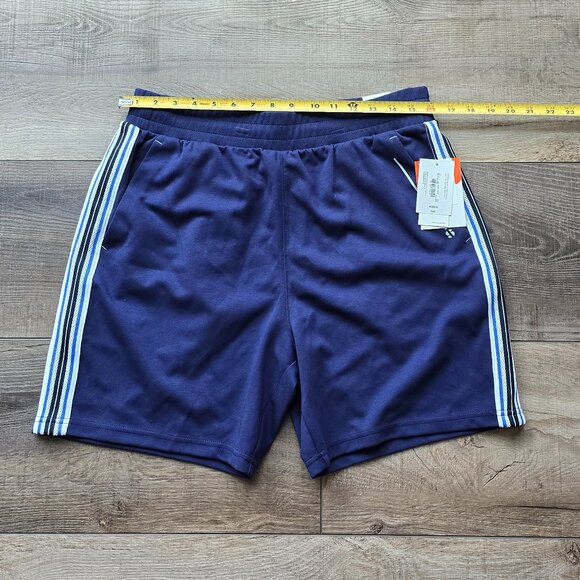 NWT - Sports Illustrated Drawstring sweat shorts with mesh pockets. Size M - Picture 3 of 11